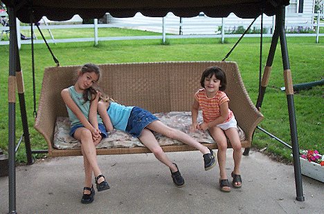 girls.jpg (51192 bytes)